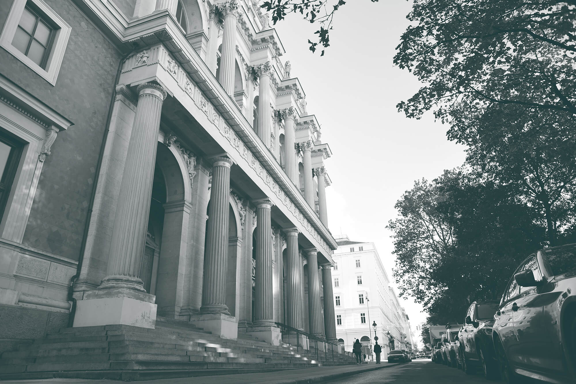 Repräsentatives Gebäude als Symbol für professionelle Personalsuche im Finance-Umfeld bei Finders and Company